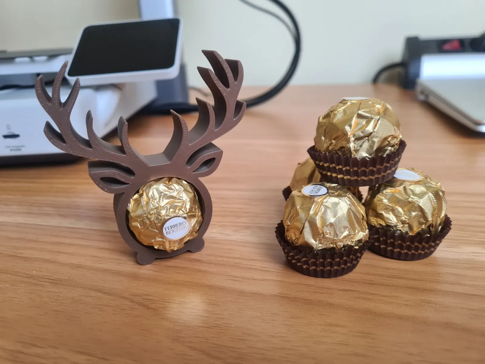 Олень под Ferrero Rocher